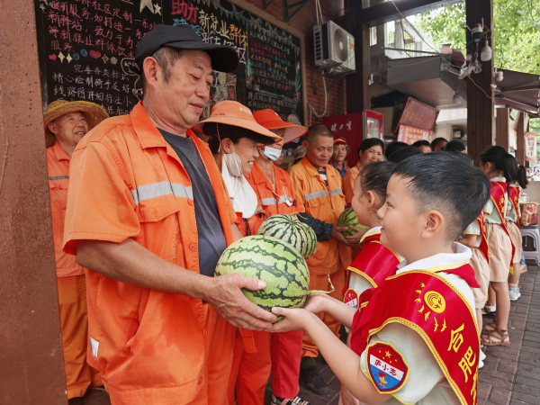 股巢配资 合肥庐阳区双岗街道虹桥社区：街巷寻辛劳，童心暖环卫_大皖新闻 | 安徽网